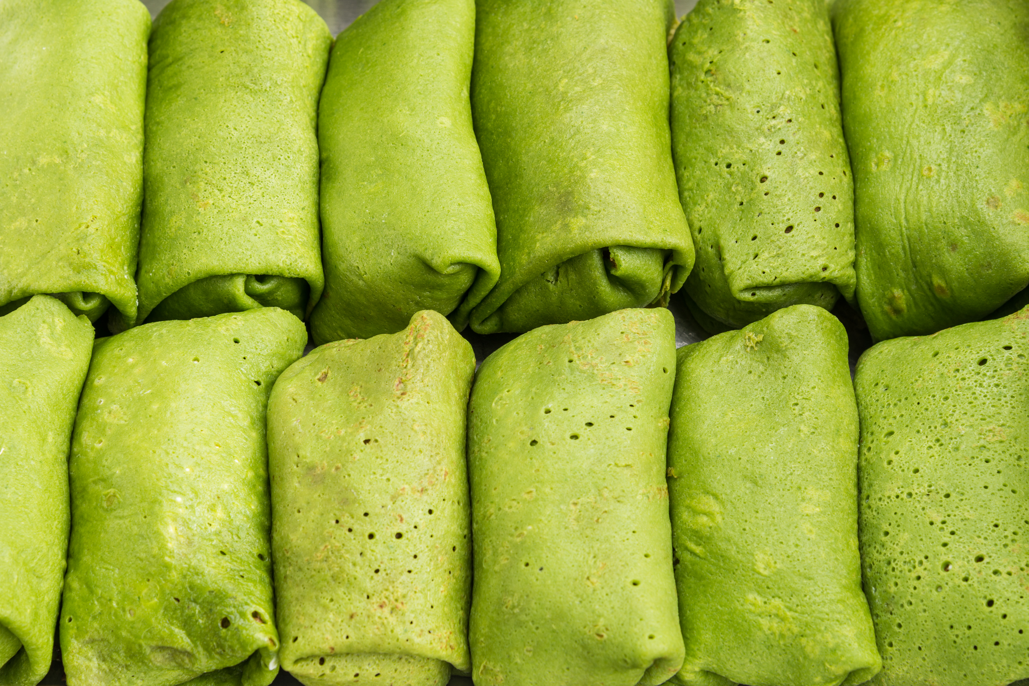 Photo Pancakes with red fish and spinach