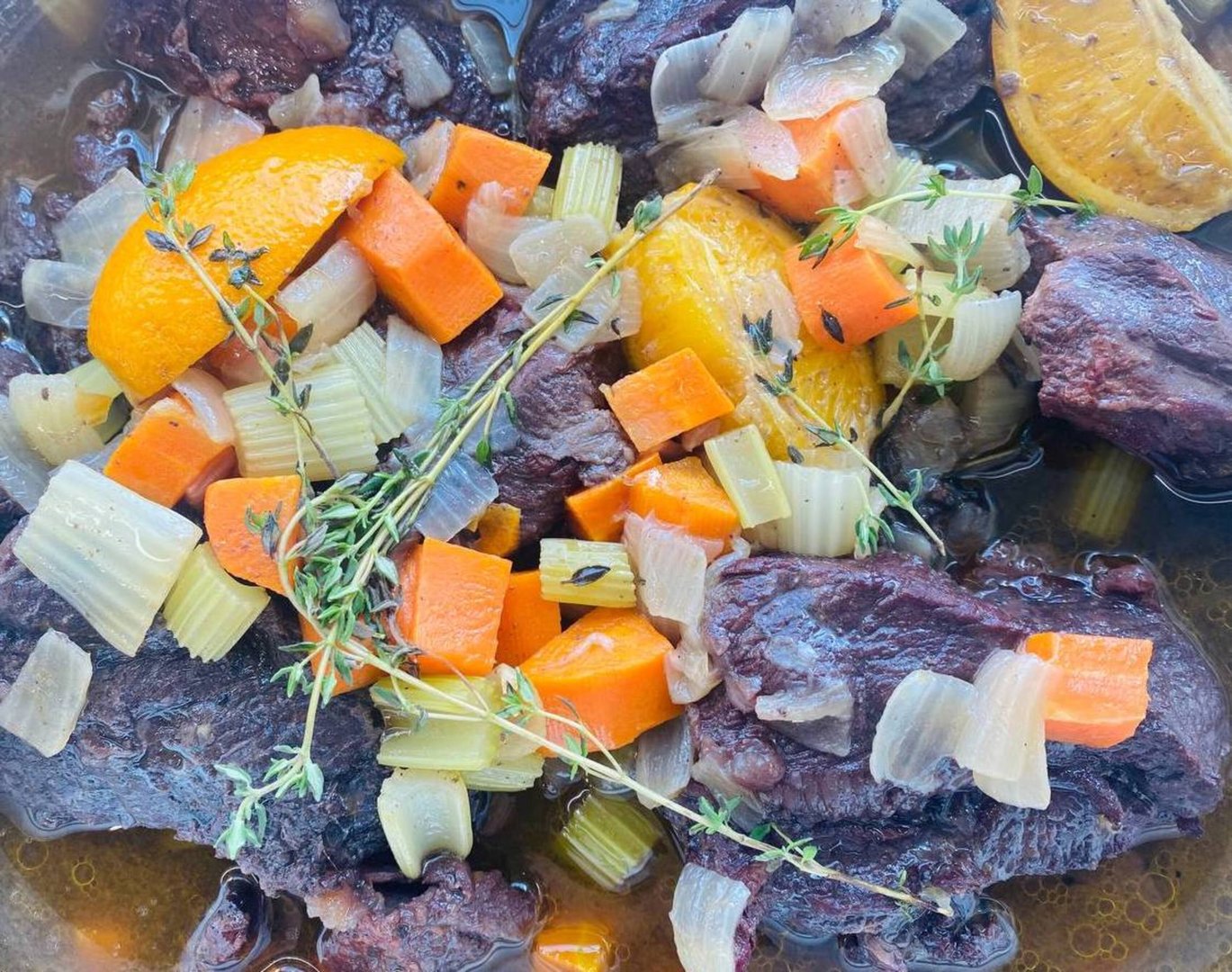 Photo Beef cheeks stewed in wine